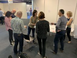 Clémence en train d'animer un atelier de la Fresque de la Mobilité