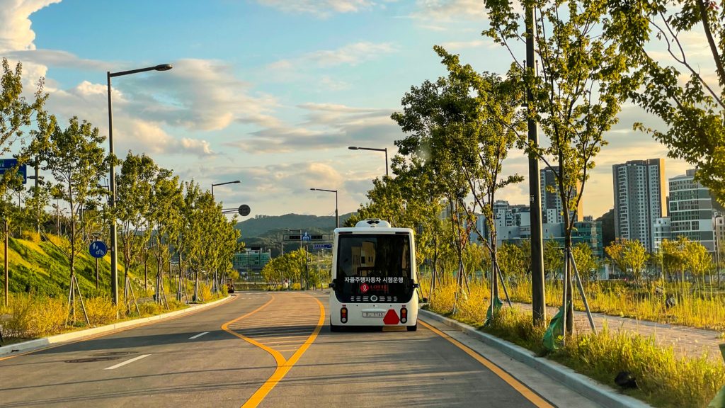 Une navette autonome seule sur la route
