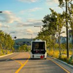 Une navette autonome seule sur la route