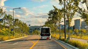 Une navette autonome seule sur la route